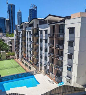City & lakeside with free parking, pool and 10 mins walk into the City